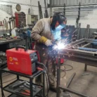 Soldador soldando en su taller con la soldadora WF-200