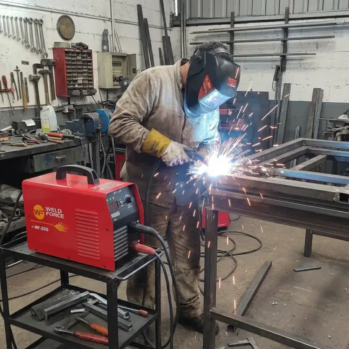 Soldadora Inversora WF-200 Weld500 Soldador soldando en su taller con la soldadora WF-200