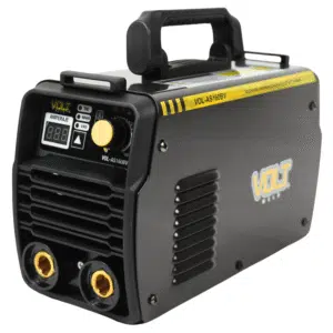 Imagen semi lateral de la Soldadora Inversora VOL-AS160BV TIG Lift 120 Amp en color negro y pequeños detalles en amarillo