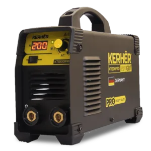 Imagen semi lateral de la Soldadora Inversora Kerher KTI200PRO 200 Amp en color negro y detalles amarillos, con pantalla digital