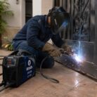 Hombre soldando una puerta de metal con soldadora SV200 de Bergen protección