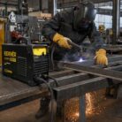 Hombre cortando una viga de metal en un taller con la cortadora de plasma KCU30PRO