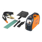 Imagen de la Soldadora Inversora Truper 130A en color naranja y detalles negros, junto a los accesorios