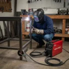 Hombre soldando en un taller con la Soldadora Inversora Lincoln Mega Force 185iD de Lincoln Electric