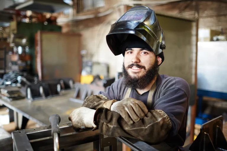 La importancia del mantenimiento preventivo equipos de soldar reflejada en un soldador satisfecho con su equipo en perfectas condiciones.