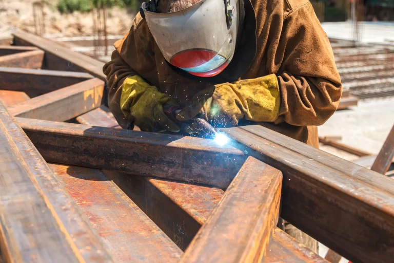 Tipos de soldadura: trabajador realizando soldadura en exterior con equipo especializado para exteriores.
