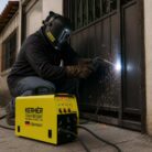 Soldador trabajando con la máquina de soldar KMI205PRO de Kerher