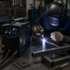 Soldador trabajando con máquina Soldadora Redbo TIG-200 en taller