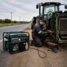 Hombre reparando tractor en carretera con el generador G6000 Oakland