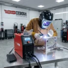 Soldador trabajando aluminio en TIG con la Cebora WIN TIG AC-DC 230 M