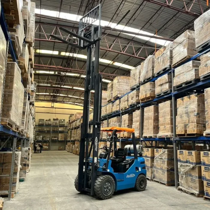 Montacargas Redbo con mástil extendido Montacargas Redbo con el mástil extendido en un almacén con racks altos