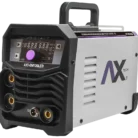 Soldadora AXT-EM120LED Axtech de microalambre sin gas, vista frontal en tres cuartos con antorcha MIG