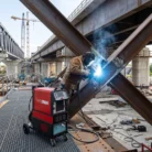 Soldador trabajando en la estructura de acero de un puente con la Cebora WIN TIG AC-DC 450 T