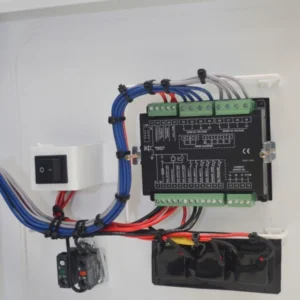 Interior del switch de transferencia automática Evans ATS250A4P-G24 con el cableado del panel de control por detrás