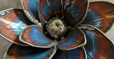 Proyectos de soldadura para principiantes: flor hecha con técnicas básicas de soldadura.