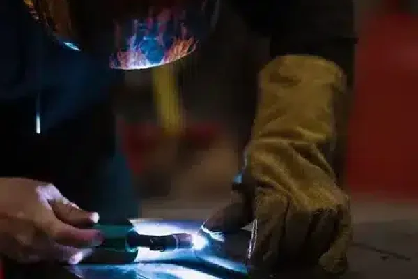 Imagen de un soldador trabajando que ilustra la diferencia entre soldadura autógena y eléctrica en el proceso.