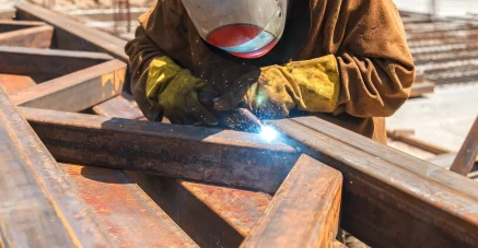 Tipos de soldadura: trabajador realizando soldadura en exterior con equipo especializado para exteriores.