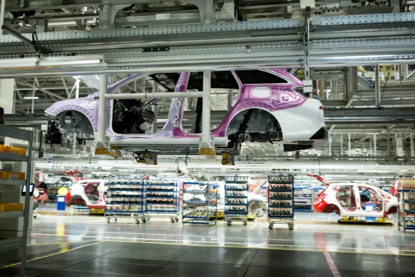El uso de tipos de soldadura en la fabricación de coches para crear uniones fuertes y seguras en la estructura del vehículo.