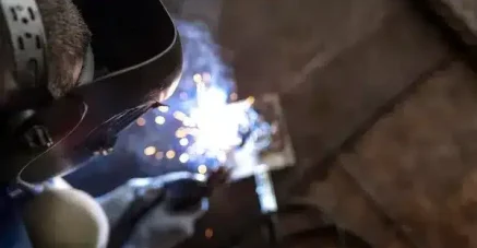 Vista superior de un soldador ilustrando la diferencia entre soldadura autógena y eléctrica en condiciones reales.